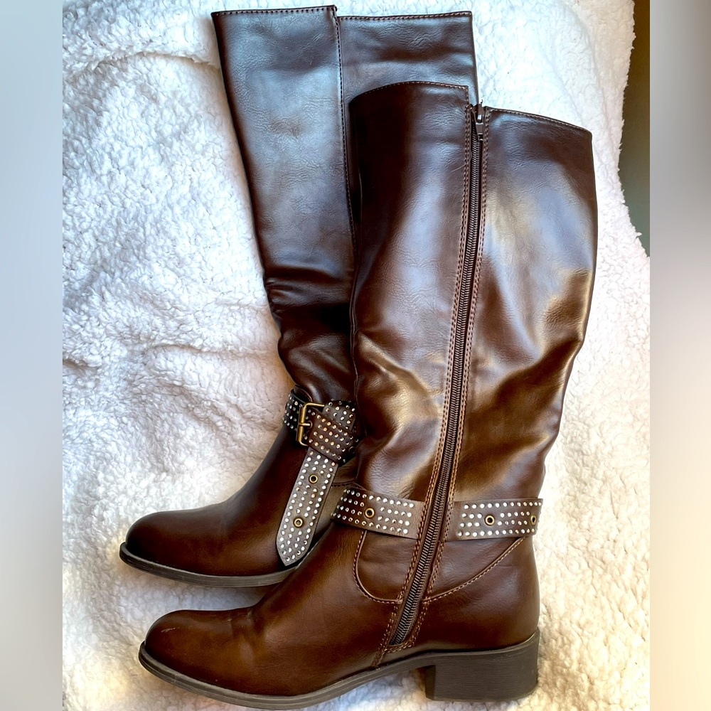 Beautiful brown and rhinestones boots! Pre owned! Size 8.5 medium